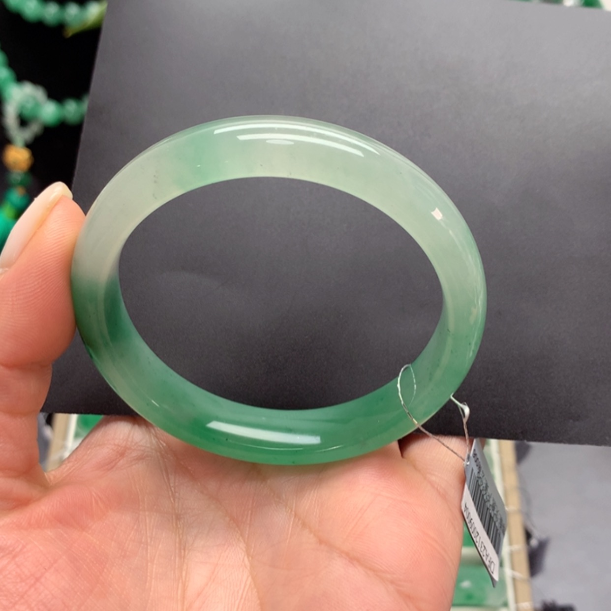 【闪购商品】石英质玉手镯未镶嵌拿**者