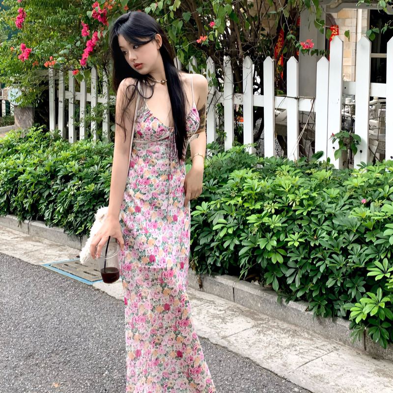 纯欲风辣妹氛围感度假风连衣裙女夏性感V领碎花修身包臀吊带长裙