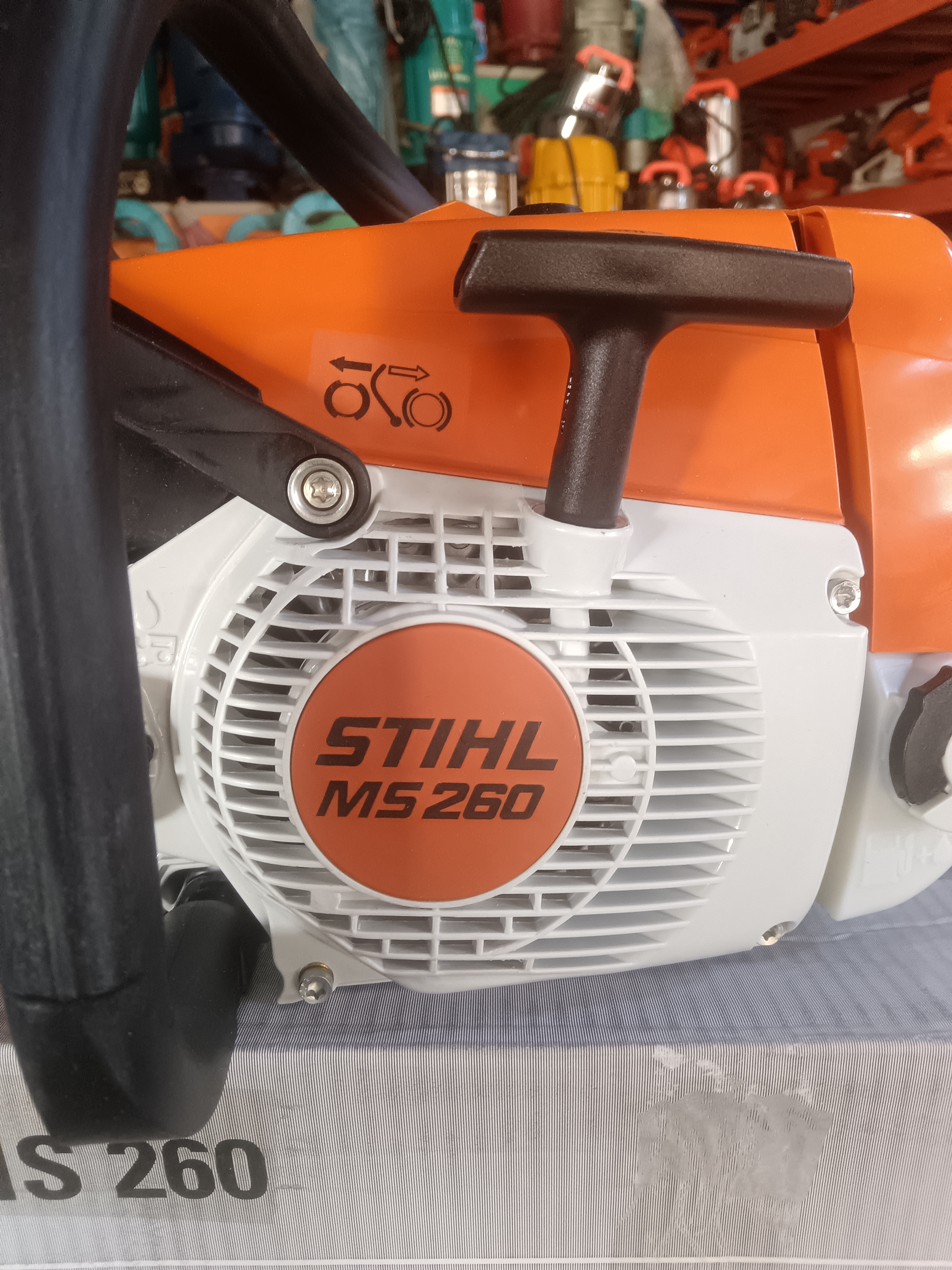 260油锯、功率2.6千瓦、重量5公斤。