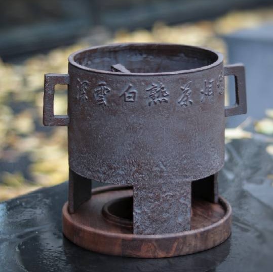 三春堂造蚰耳鼎形炉铁炉