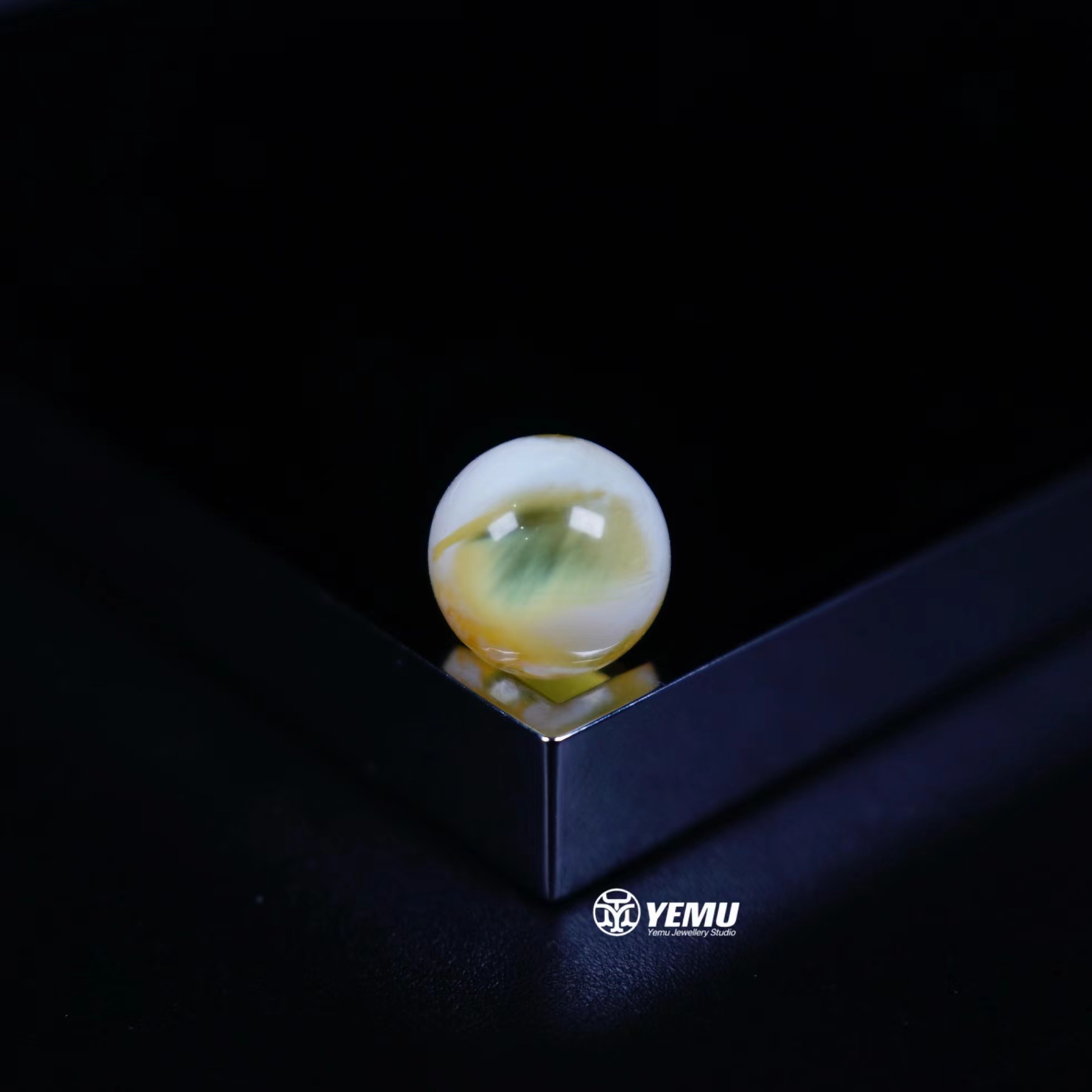 8毫米（8.1mm）金漆白溶洞圆珠单珠 一物一拍 天然俄料琥珀蜜蜡