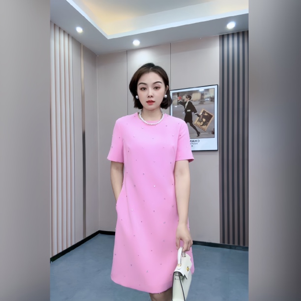 2025夏季新款时尚重工钉钻显瘦百搭简约中长款气质轻奢连衣裙