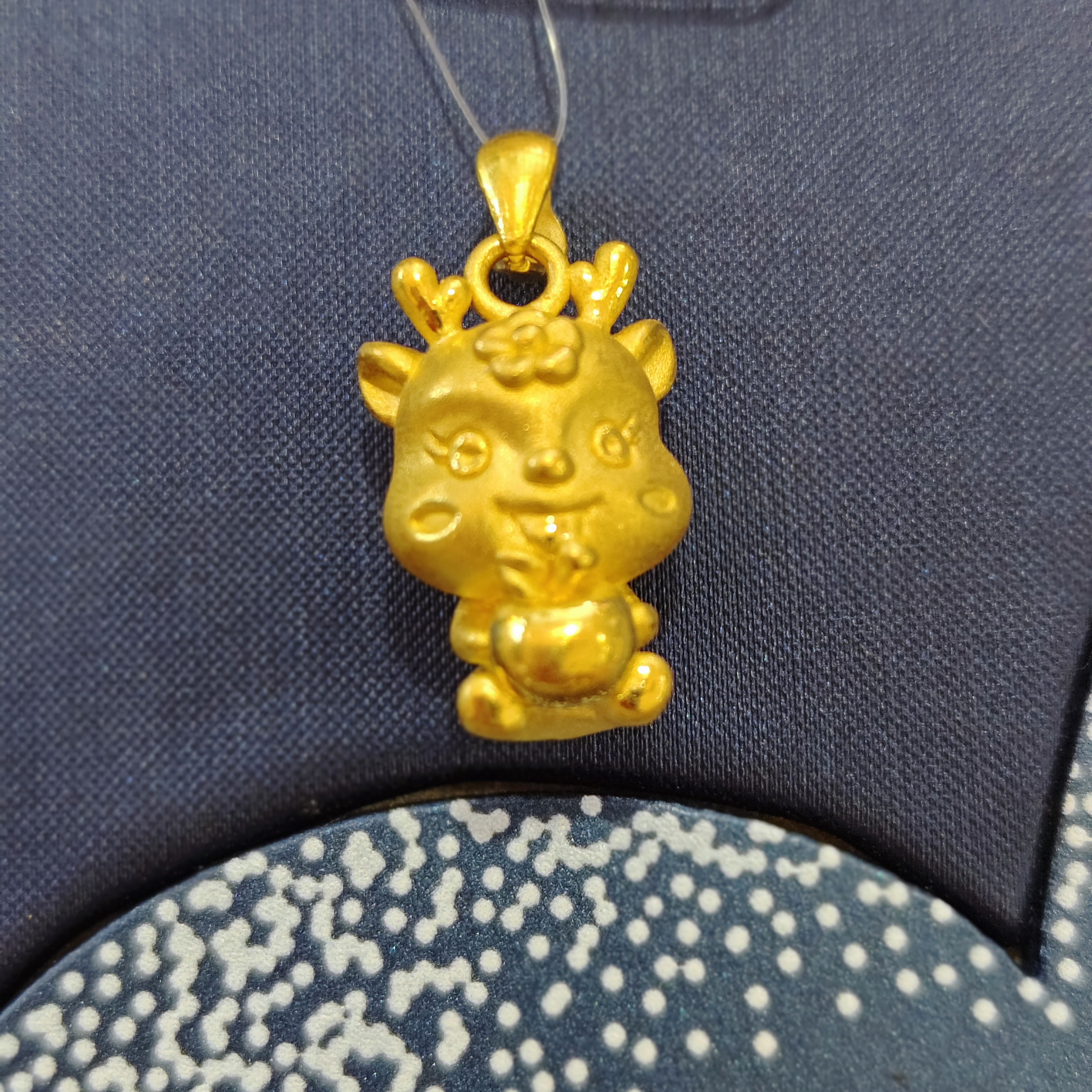 纯黄金足金抱苹果小龙人吊坠