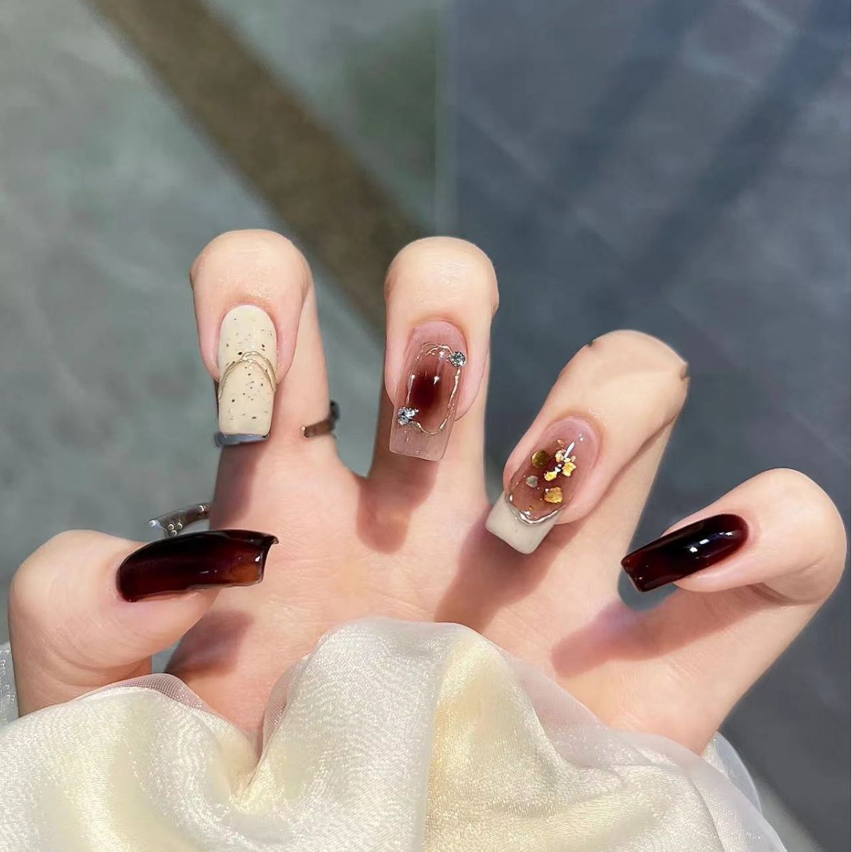 纯手工穿戴甲片显白琥珀云母蛋壳描金美甲轻奢风秋冬穿戴式指甲贴