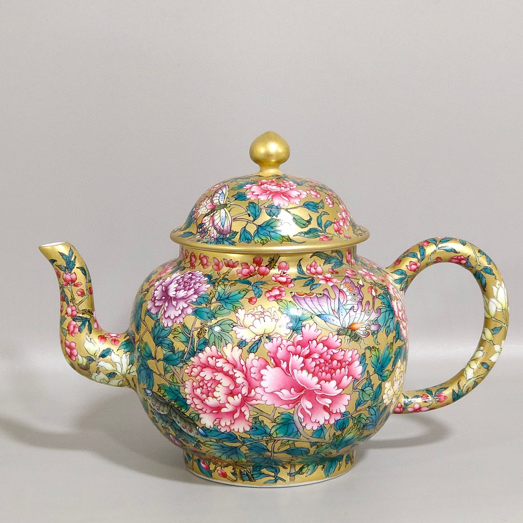 精品金底珐琅彩蝶恋花壶