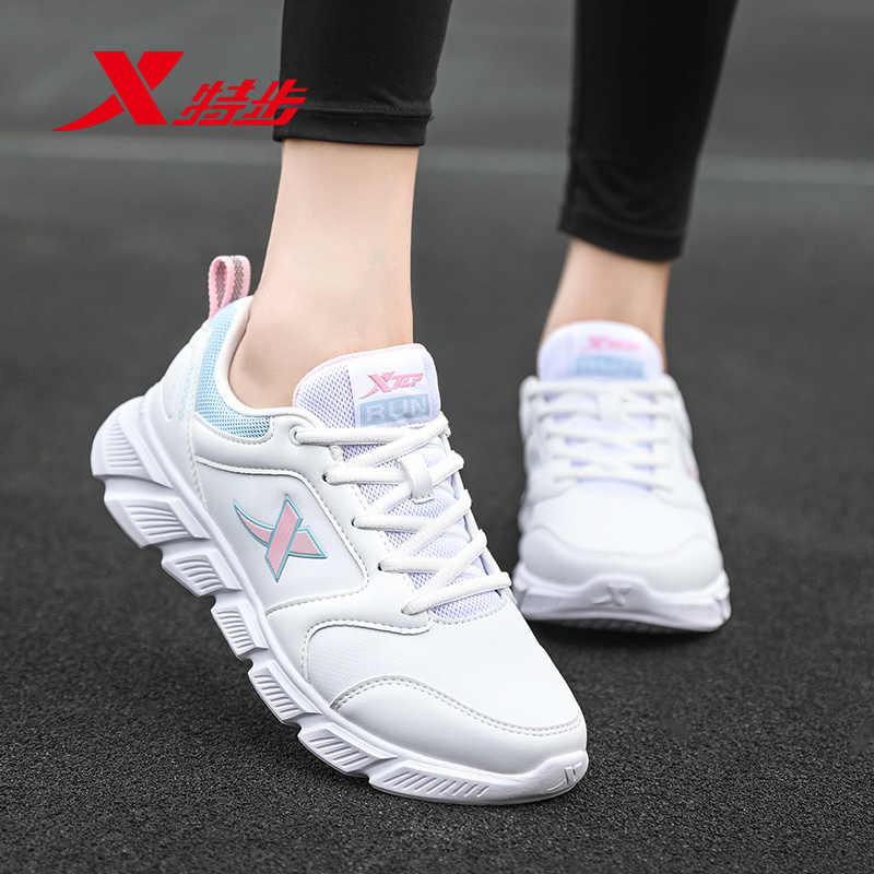 特步女鞋跑步休闲鞋2026冬季新款官方正品皮面潮轻便跑步运动鞋女