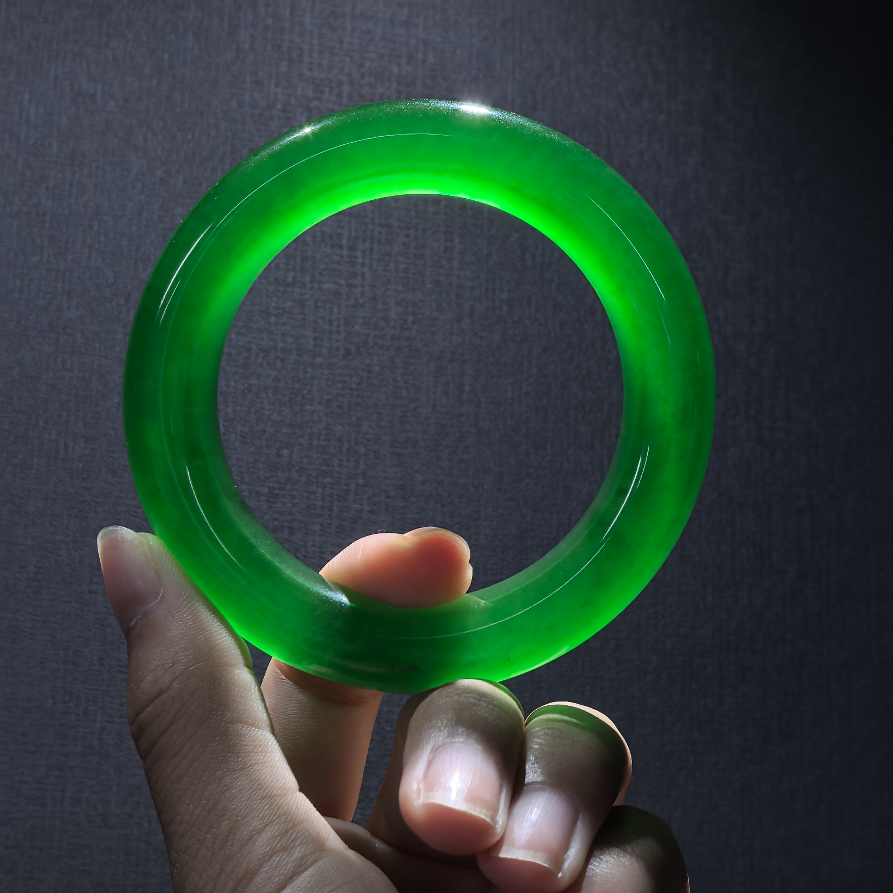 XJ岚霏甄选》轻奢典藏级满绿手镯SZ0015