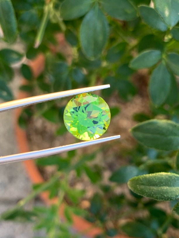 橄榄石5.3 CT干净火彩圆切工圆形多克拉可选翠绿色火彩闪可做戒坠