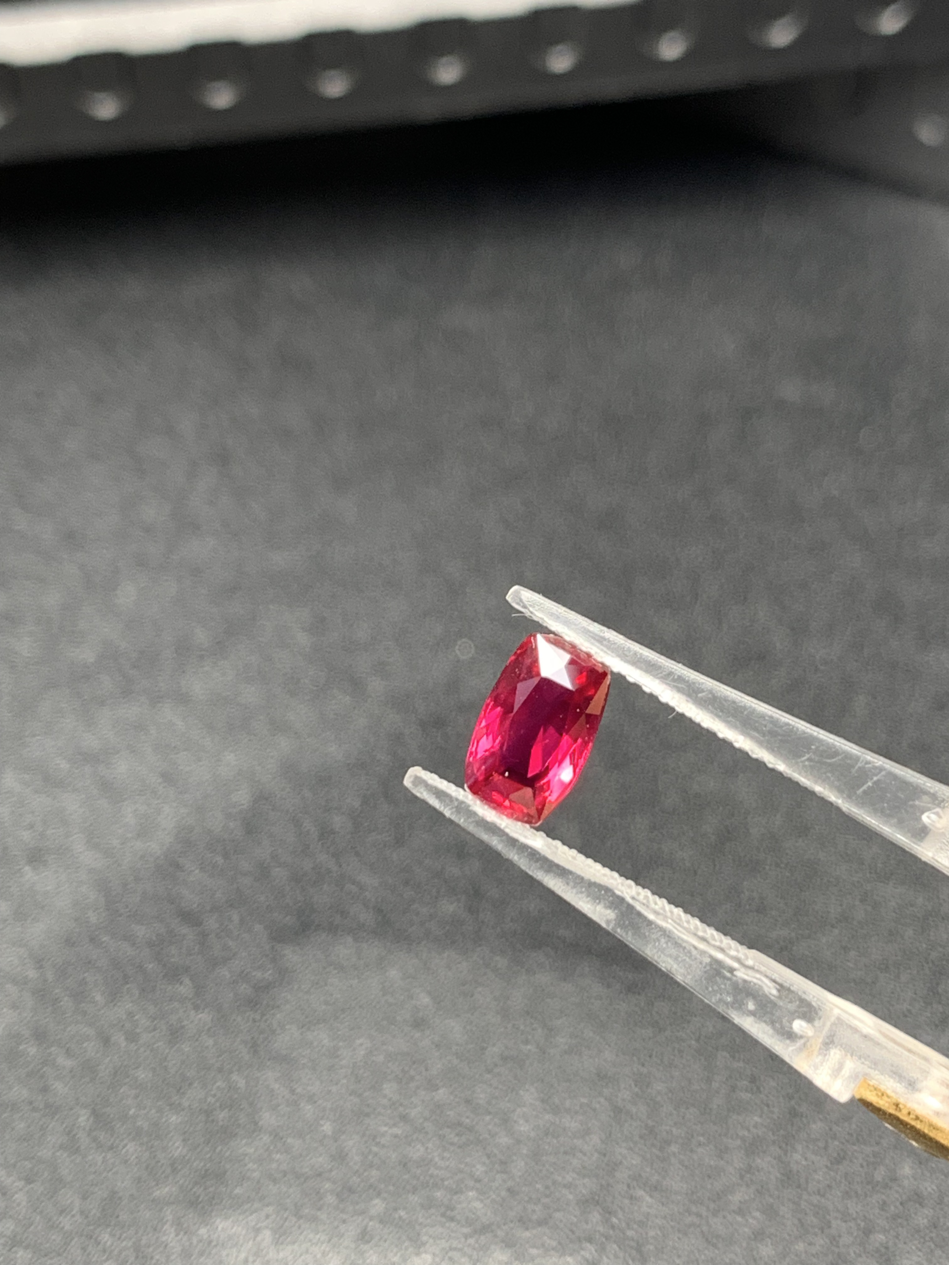 有烧鸽血红红宝石1.61ct裸石红色干净通透切面长枕方鸽血红宝石