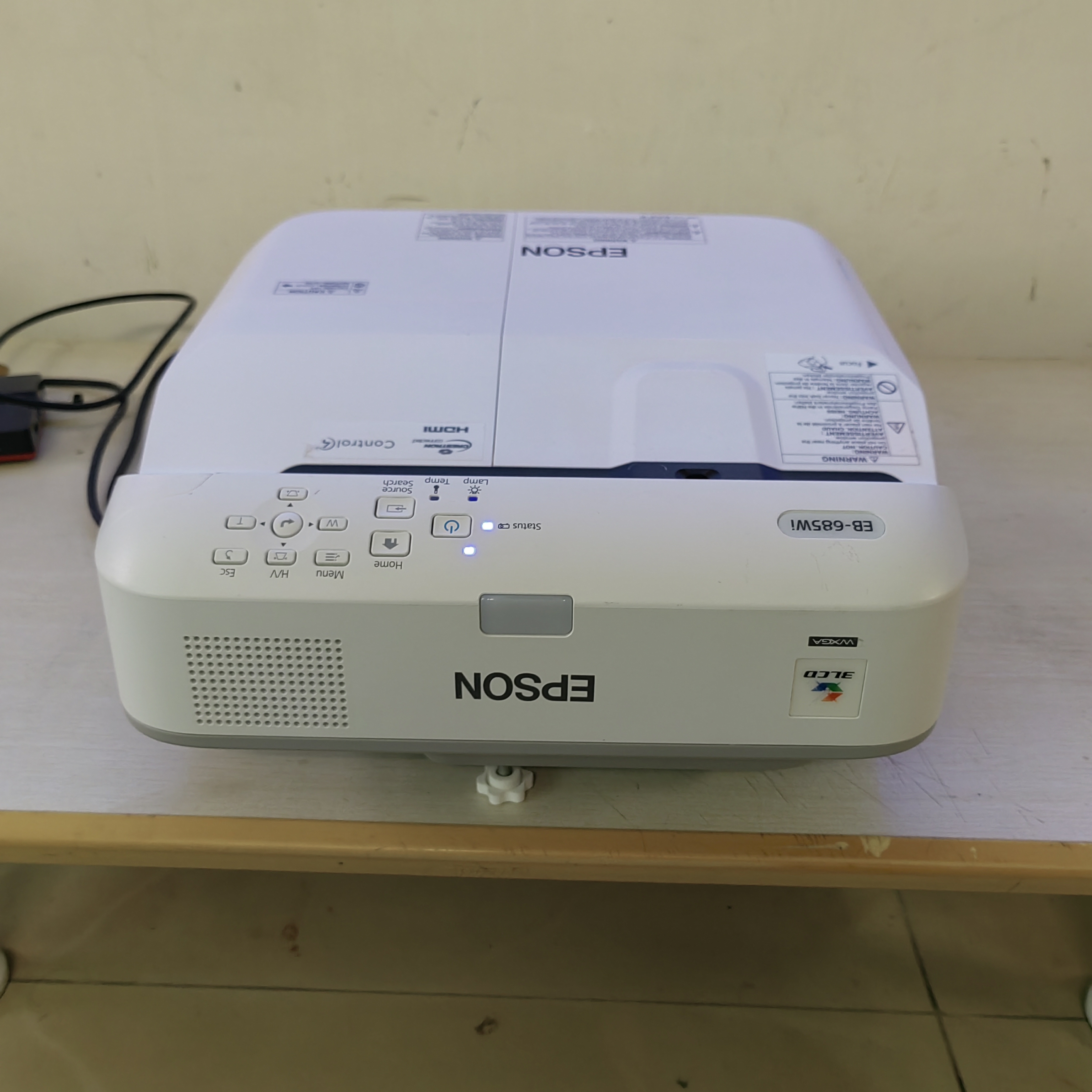 爱普笙685W695W投影机1280X800分辨率3500流明14000：1对比度