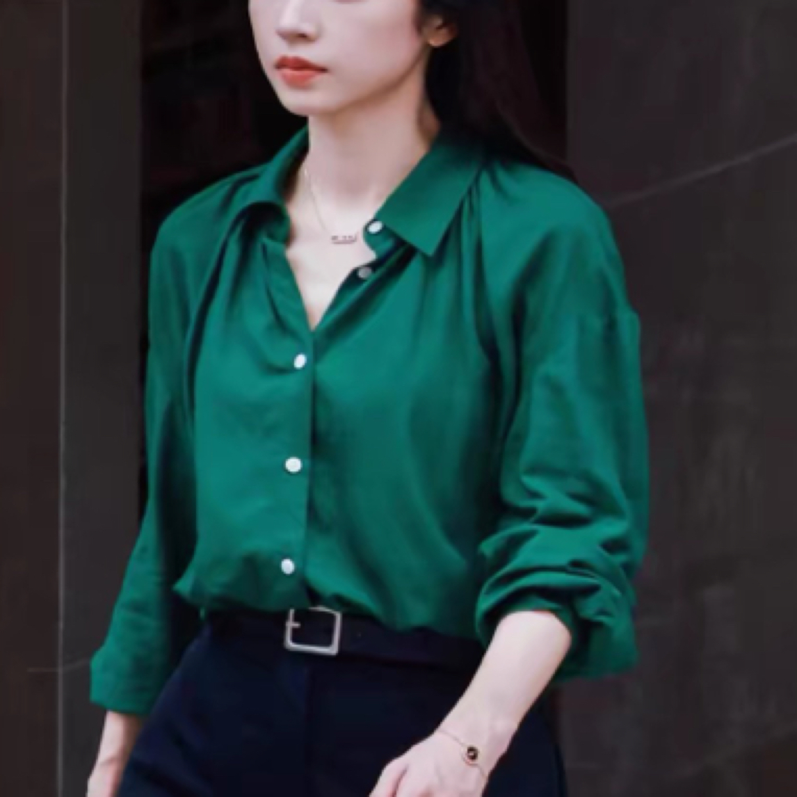 半熟男女周雨彤韩苏穿搭翻领绿色显白衬衫职场通勤穿搭休闲24秋季