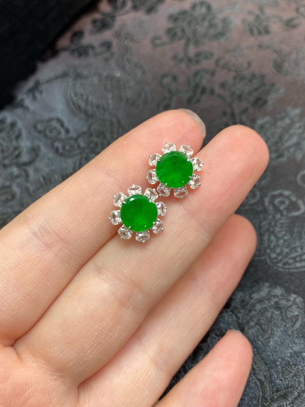 天然翡翠缅甸A货阳绿圆牌耳钉18K金镶嵌