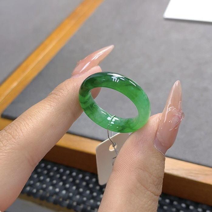 15圈口 天然缅甸A货翡翠 绿底飘辣绿色戒圈