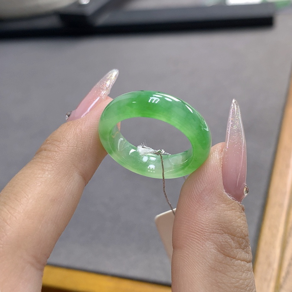 15圈口 天然缅甸A货翡翠 冰飘阳绿色戒圈