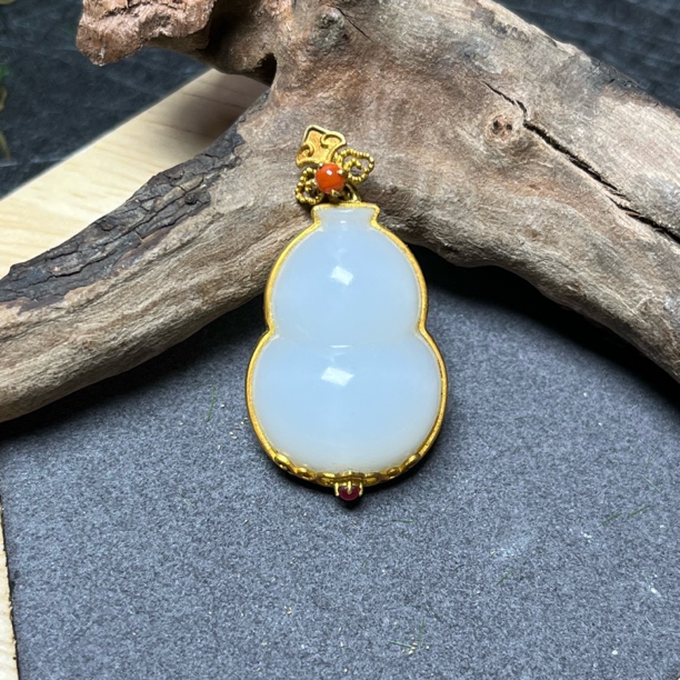 天然和田玉金镶玉玉葫芦女士挂坠吊坠 时尚潮流典雅豪华富贵百搭