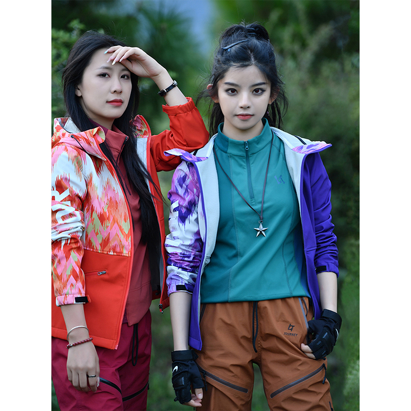 北京森林户外原创印花多巴胺防水透气专业连帽抓绒保暖软壳衣女式