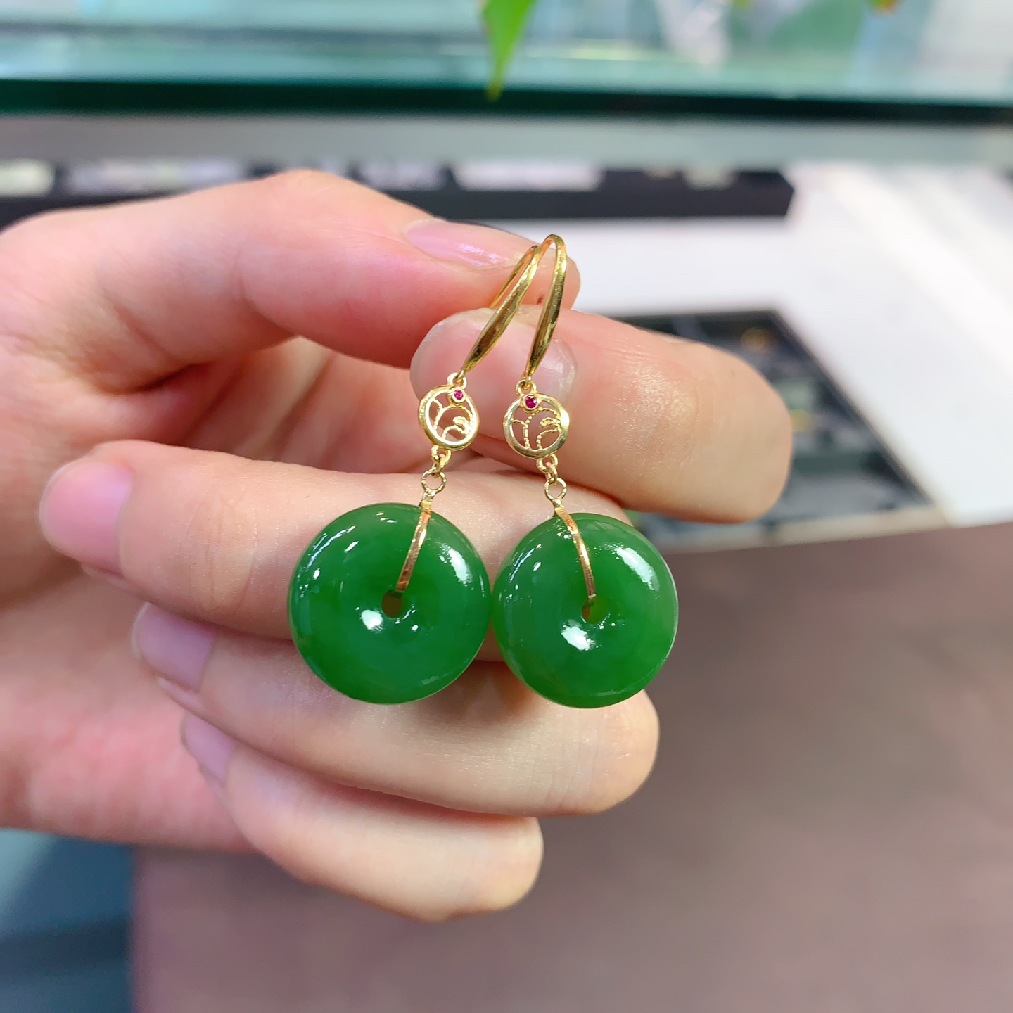 18K镶嵌 天然和田玉碧玉平安扣耳坠 尺寸约：16.1*5.8mm左右！