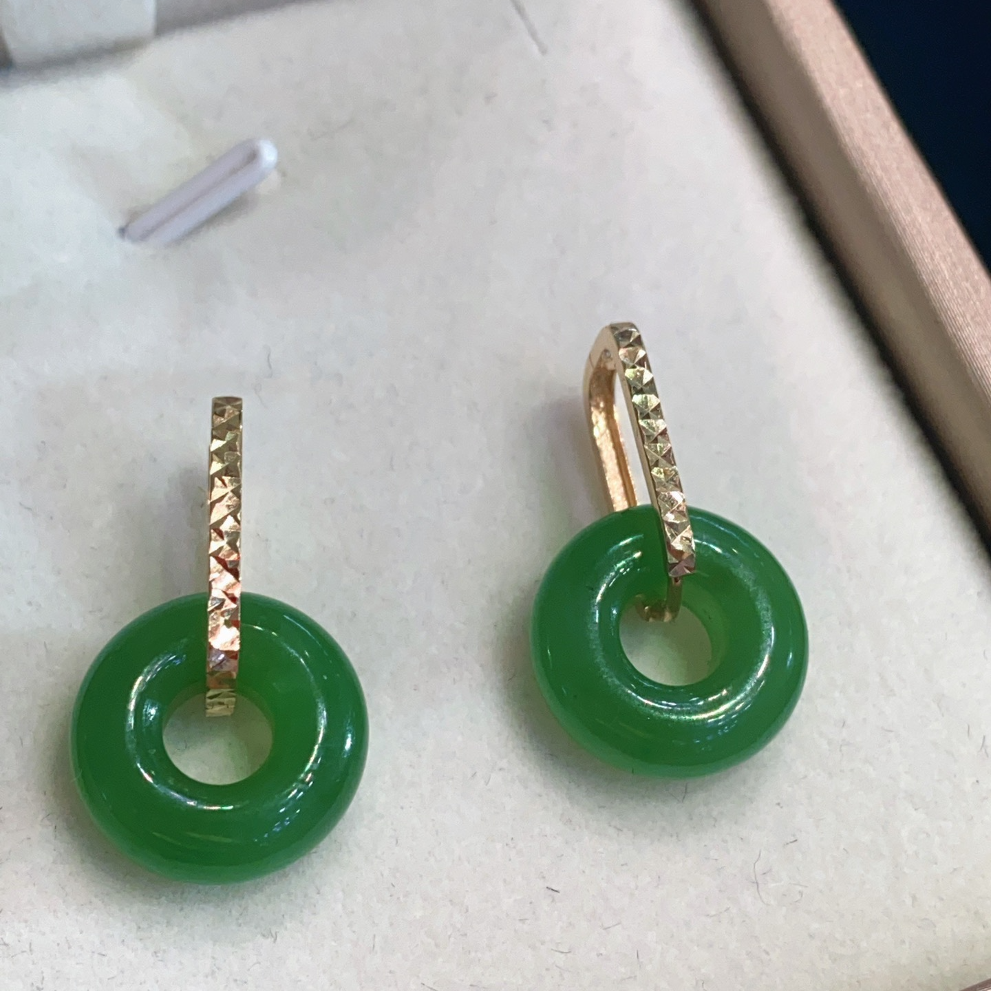 天然和田碧玉甜甜圈耳扣  18k金精致镶嵌 尺寸11mm约  阳绿老料