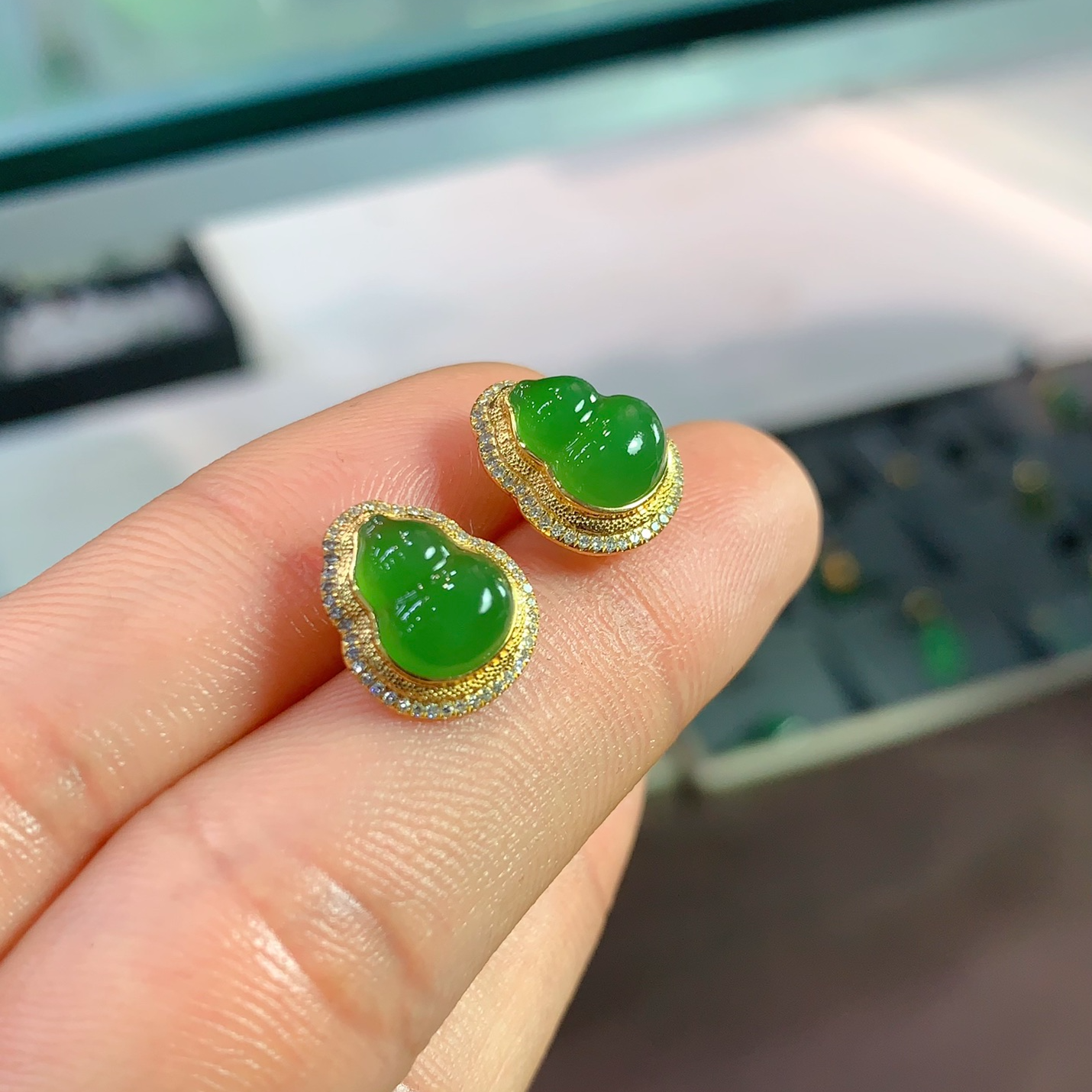 18k金镶嵌 天然和田玉碧玉阳绿葫芦耳钉 尺寸13.3*11.2*4.9mm左右