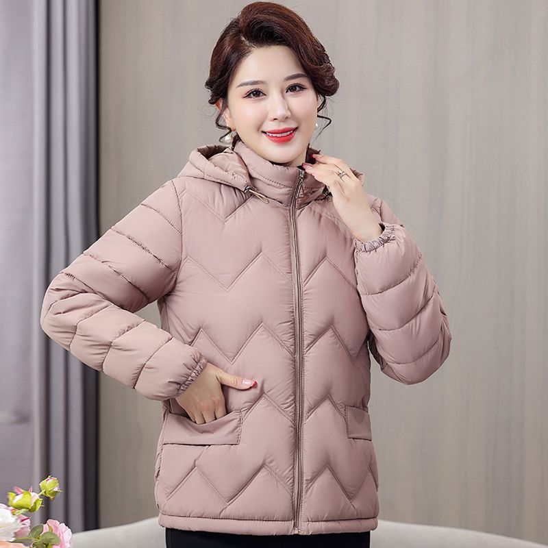 鸭鸭服连帽外套妈妈冬装大码中老年女装轻薄短款棉衣保暖小棉袄