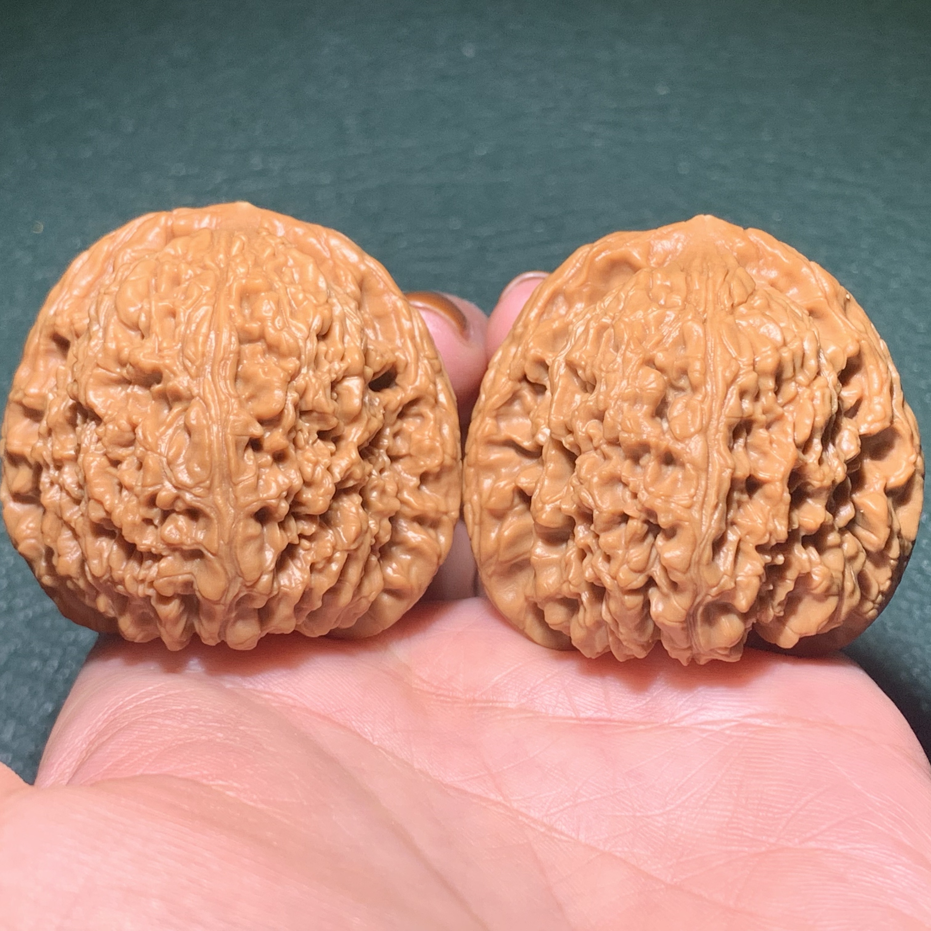 43尺全品老树南疆石收藏级精品配对手把件