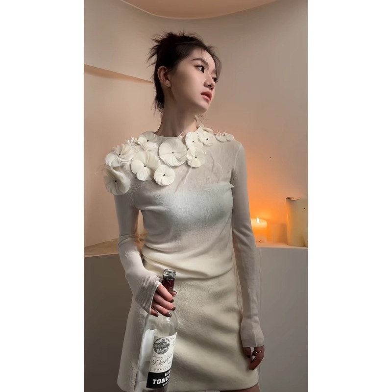 今年流行别致漂亮2023新款立体花朵白色修身内搭针织打底衫女冬季