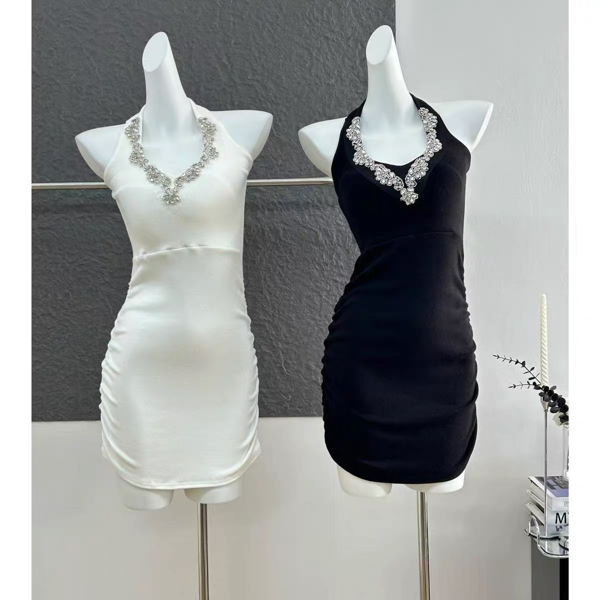 古奈家钻钻连衣裙挂脖弹力辣妹纯欲显瘦百搭收腰露背