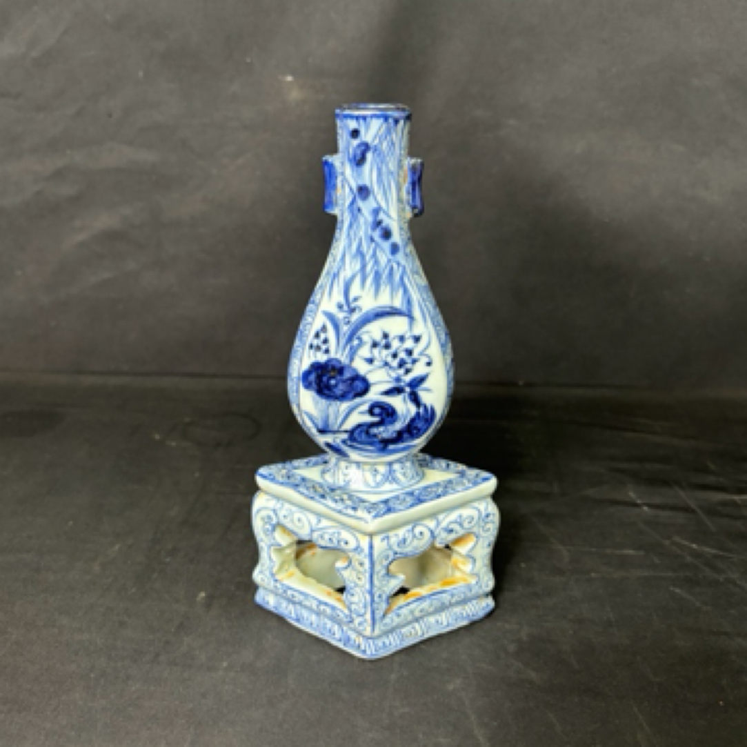 青花连底座瓶，绘画鸳鸯莲花图