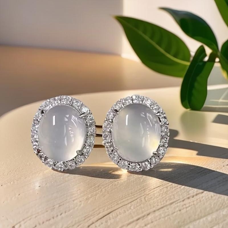 冰种白冰镶嵌绿蛋面玛瑙玉髓耳钉耳饰S925银针鸽子蛋面