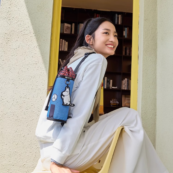 【商场同款】LeSportsac乐播诗姆明联名卡通童趣水壶包姆明屋斜挎包