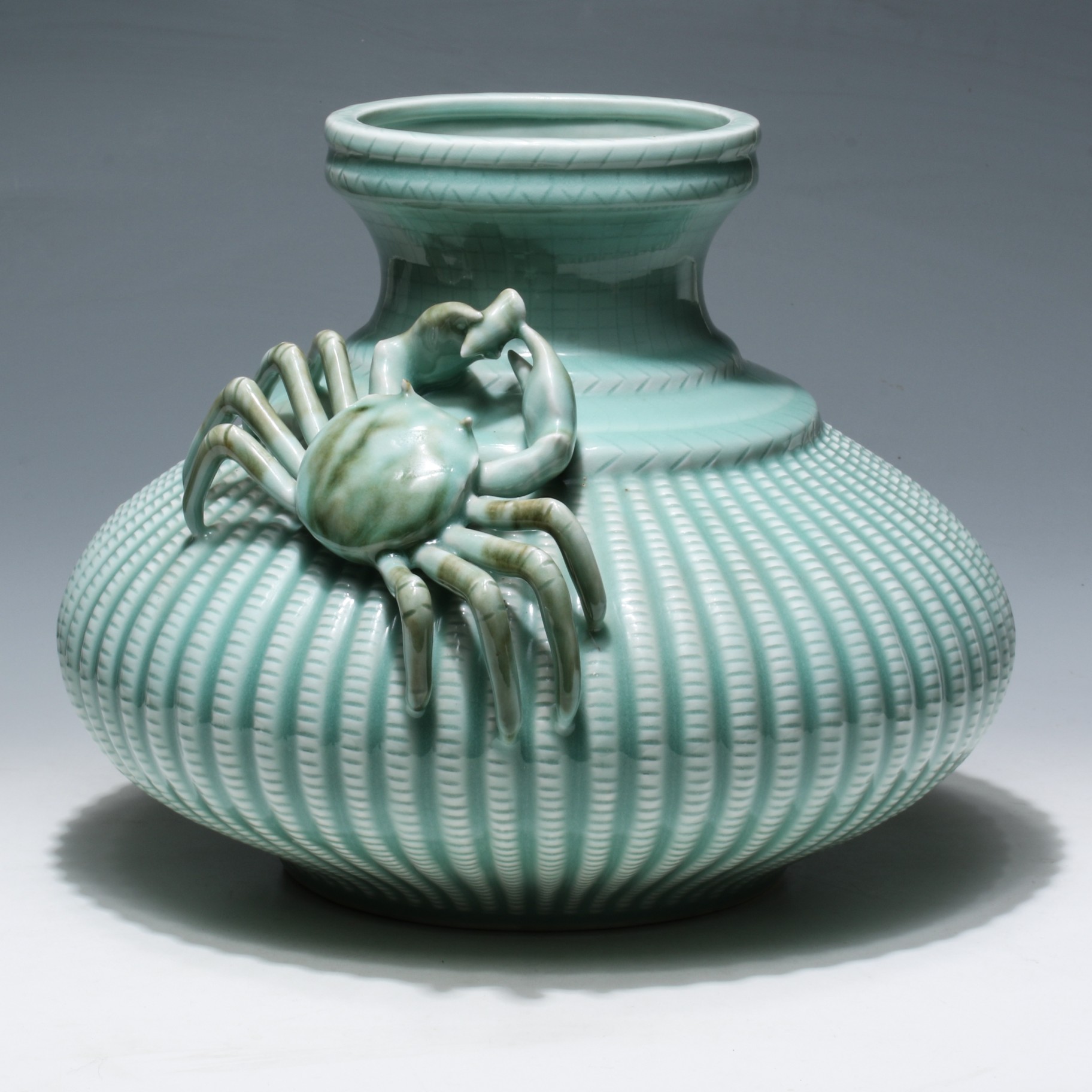 宜兴市青瓷蟹篓，是五朵金花之一，釉色漂亮，被誉为东方篮宝石手工