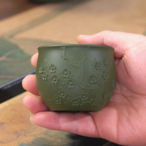 6143宜兴宜兴紫砂茶具绿泥手工堆绘梅花小缸杯主人杯130ml左右YY