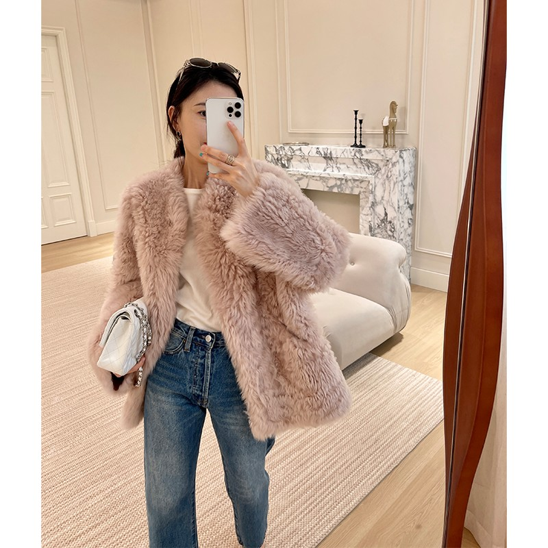 杨小妖【桃桃托卡】可盐可甜!v领西班牙半卷皮毛一体