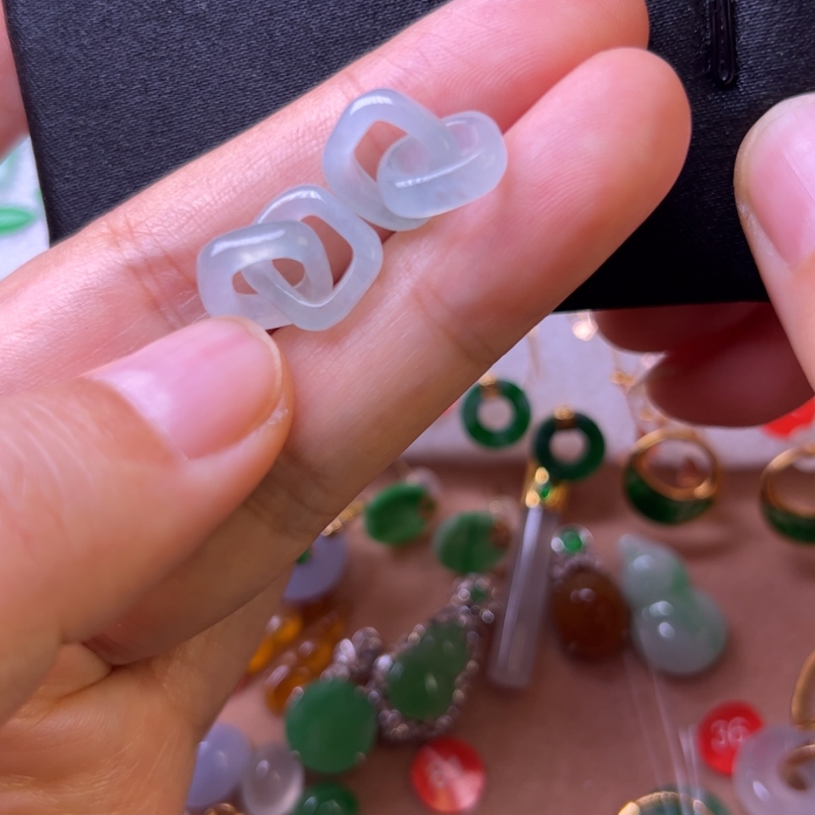 【闪购商品】翡翠双环未镶嵌薇***?