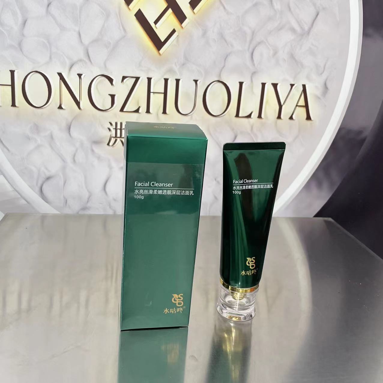 水咕咚水亮丝滑柔嫩透靓深层洁面乳