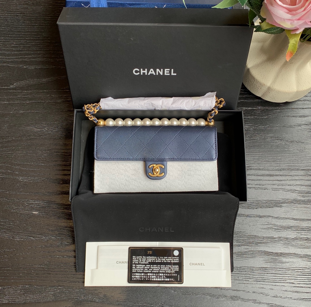 99新 Chanel/香奈儿 镭射29开/藏蓝色珍珠链条斜挎woc包/sp14493 