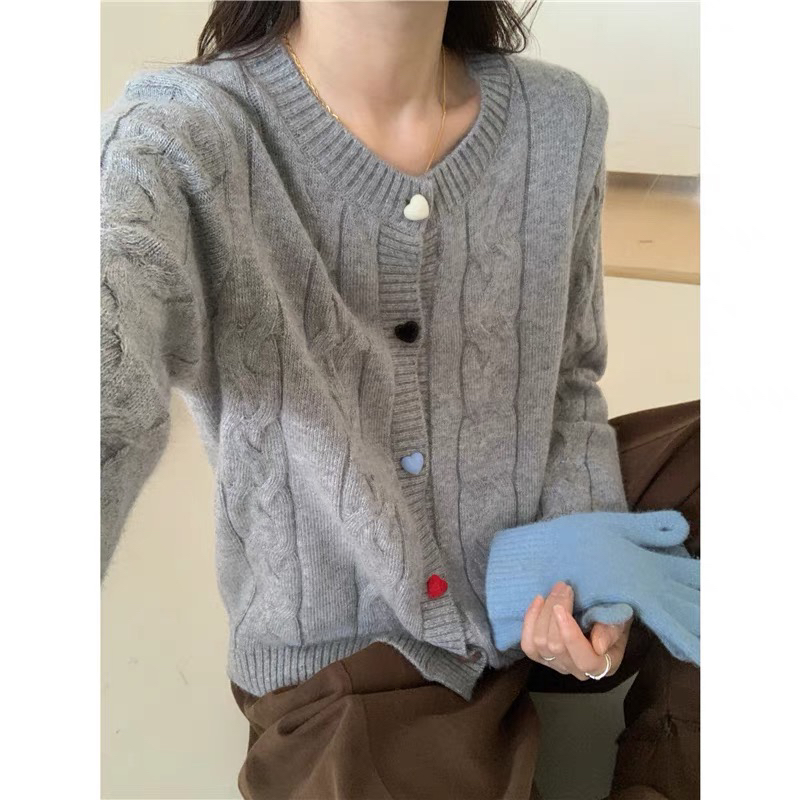 气质灰色彩扣麻花软糯开衫毛衣
