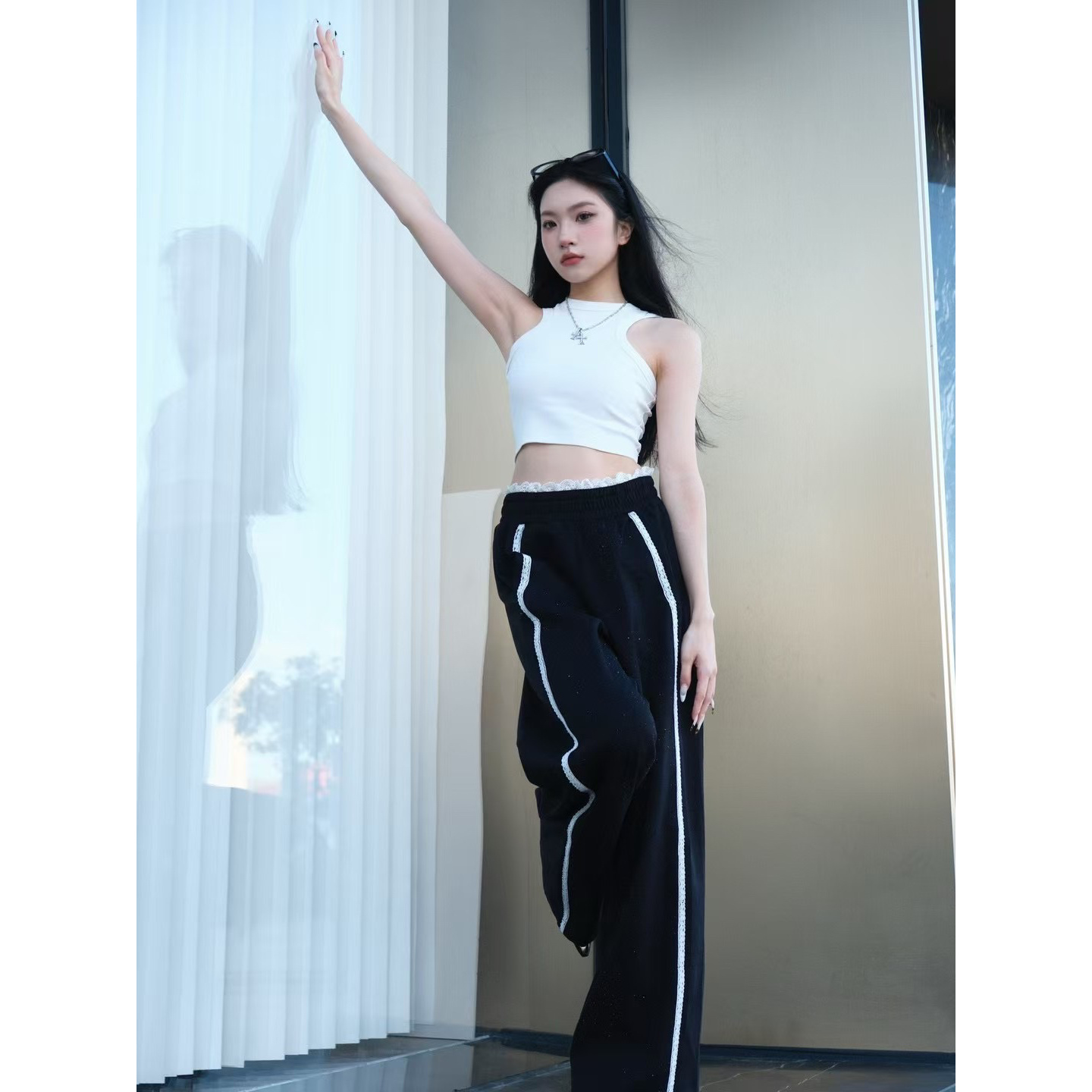 （南油娜姐）25秋冬新款：设计感烫钻拼接蕾丝边时髦长腿休闲裤24725