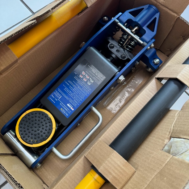 蓝点1.5t铝铁卧式千斤顶车载