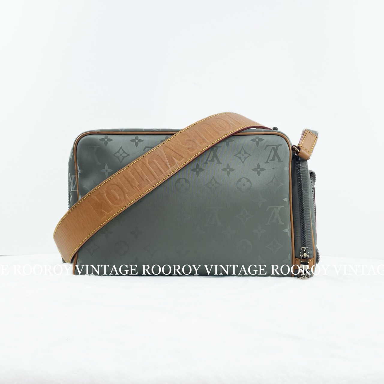 95新 LouisVuitton/路易威登 钛合金 灰色 镭射老花 单肩包/1747