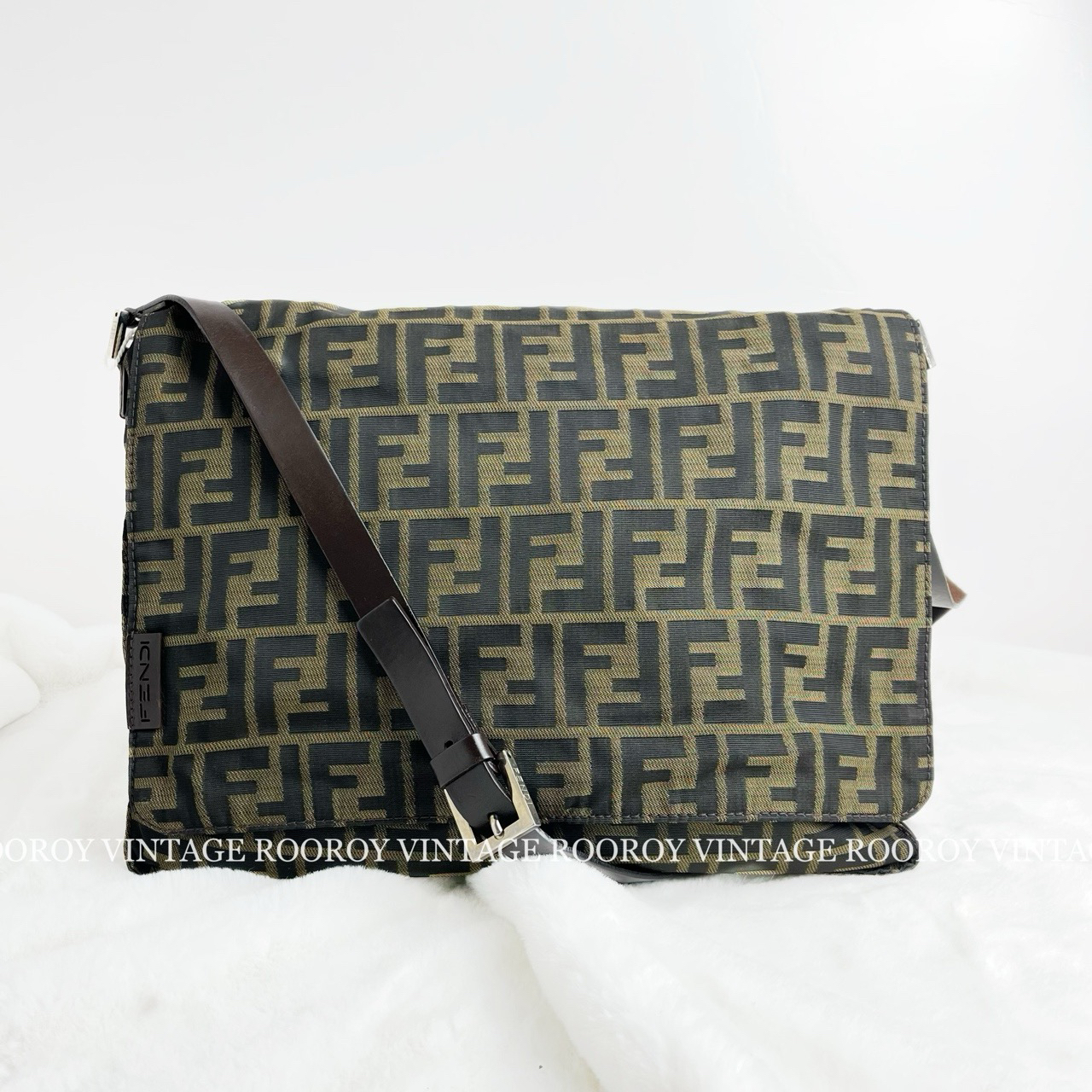 95新 FENDI/芬迪 棕色 老花 翻盖 斜挎包/4400