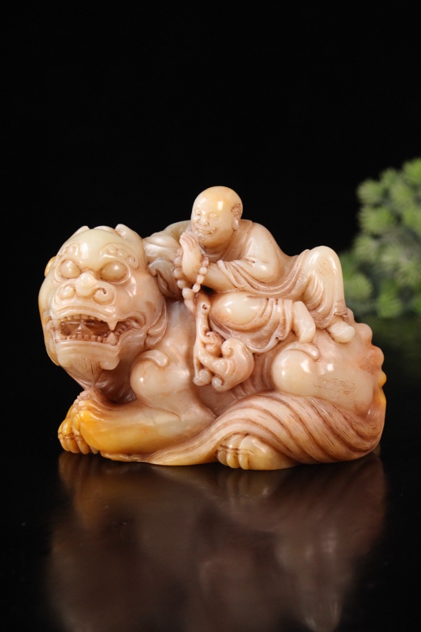 寿山石题材 罗汉 净尺寸10.7+8.8+7.1厘米725克 