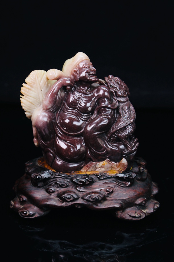 寿山石月题材 济公活佛 净尺寸8.7+7.8+4.3厘米301克 