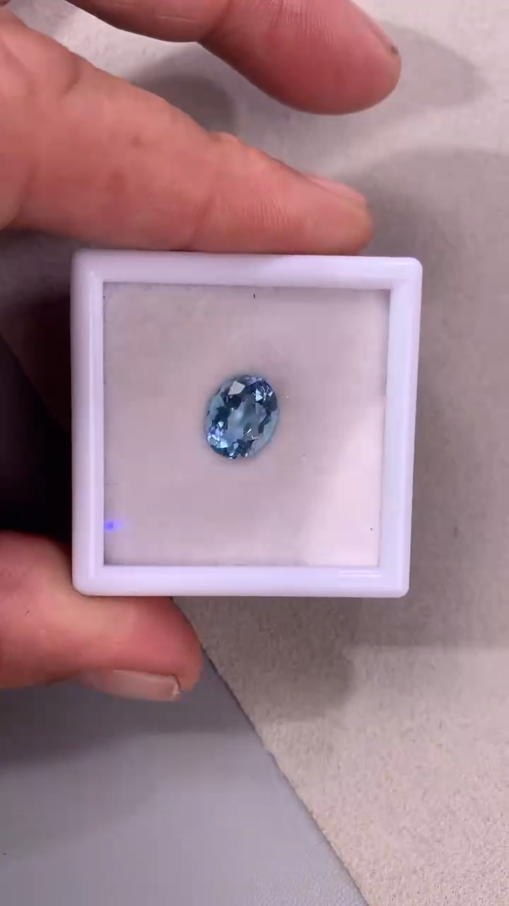 【闪购商品】海蓝宝石笔搁未镶嵌一粒，2.83克拉8.2*10.4