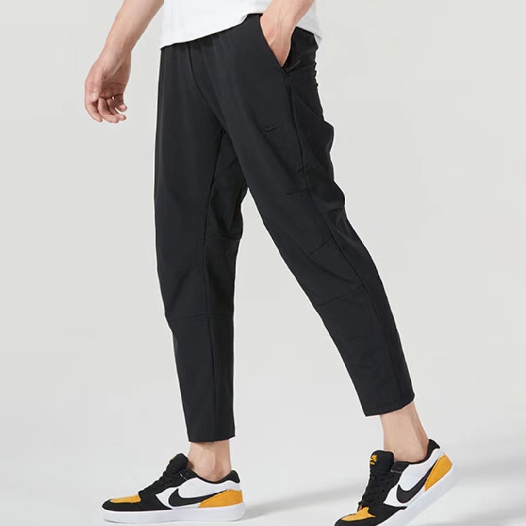 NIKE/耐克男子黑色户外跑步休闲直筒刺绣速干梭织长裤  FB7547010