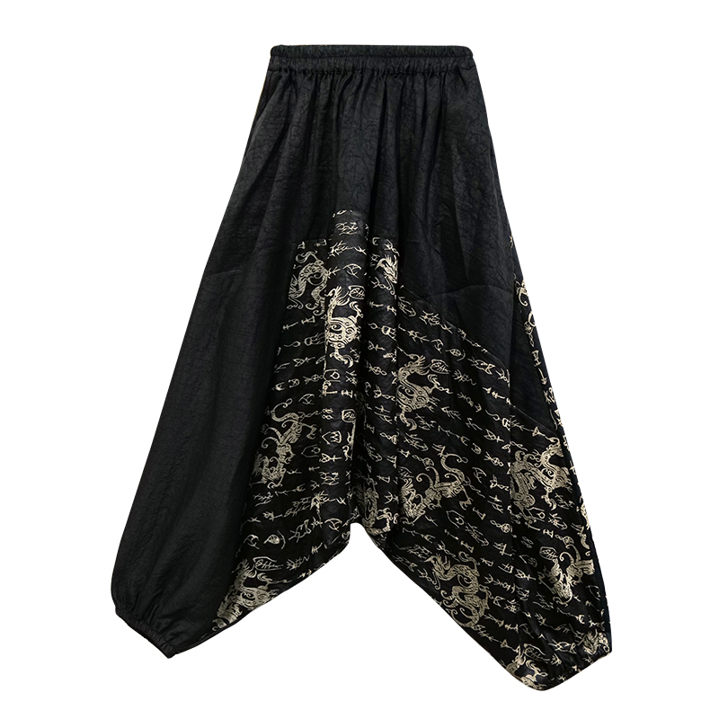 娑尔黑底文字刺绣满绣阔裆裤SH3KB02459