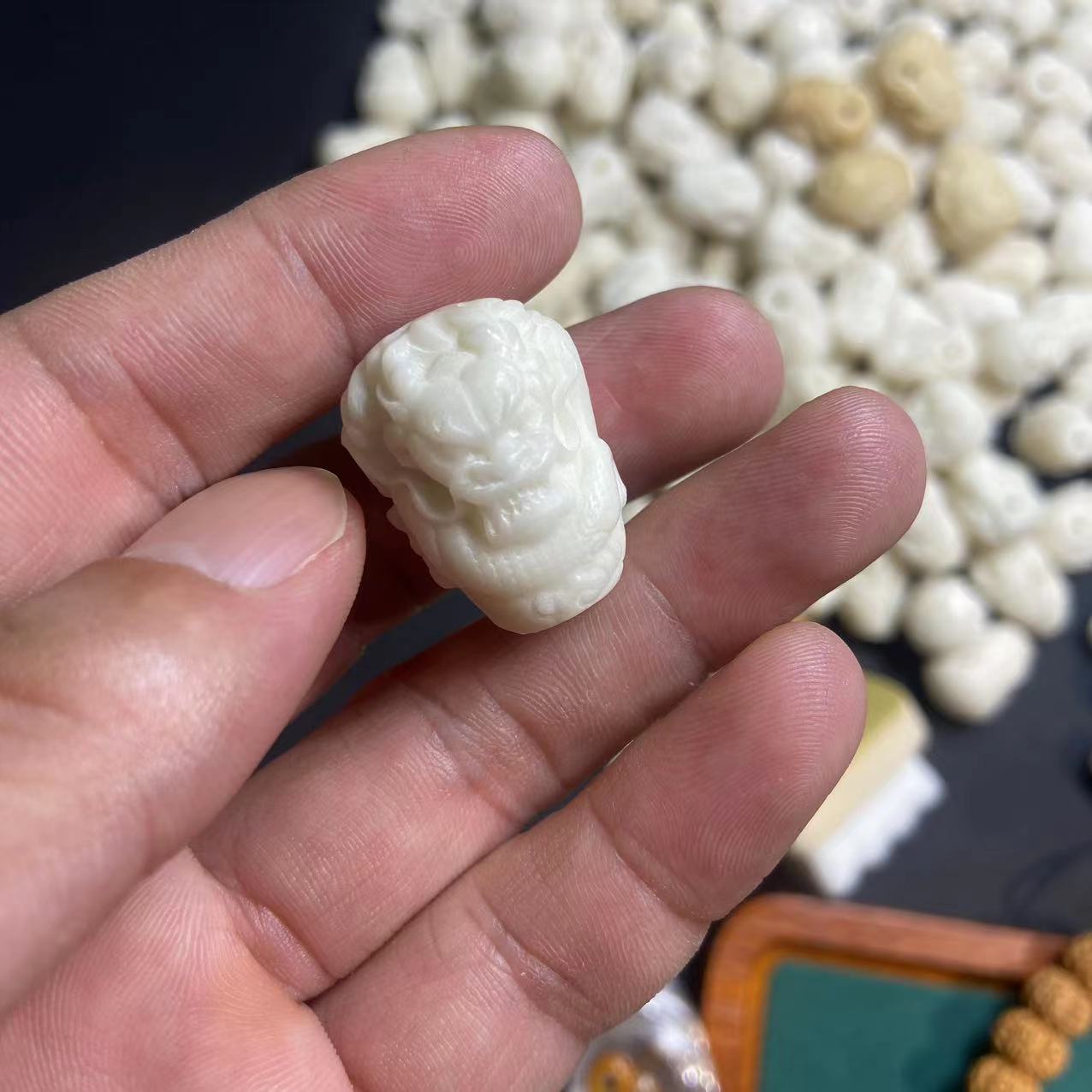 S3153-2牙果佛头（龙头）精工雕刻手串配饰