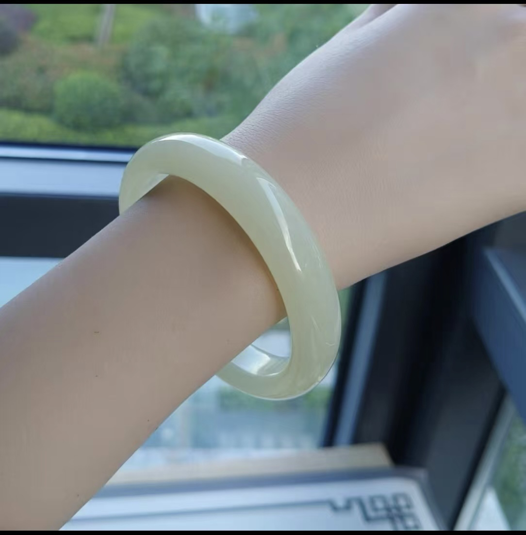 中宽手镯！新疆精品天然山料青白玉手镯！时尚百搭款！