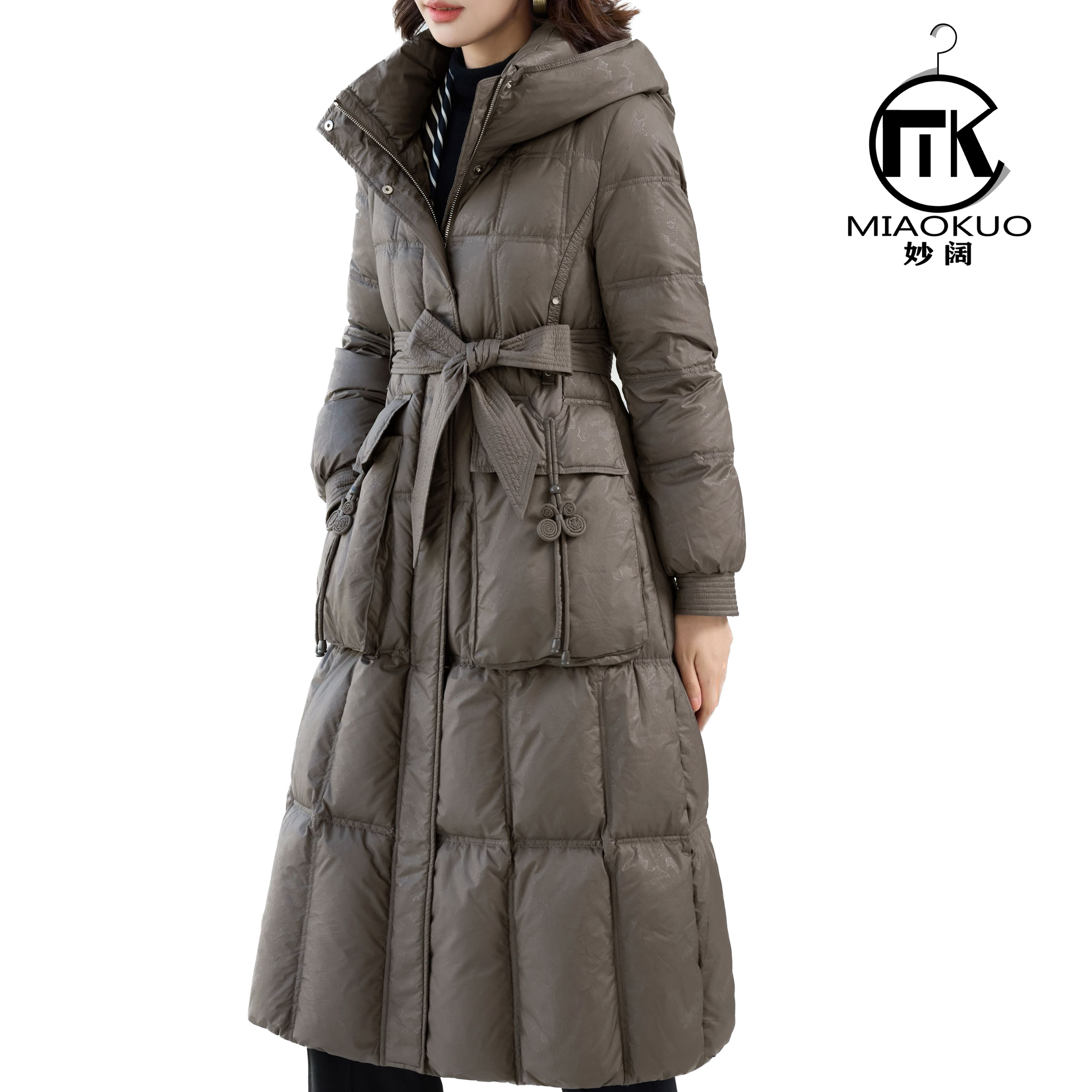 37-033#复合压花纹高定中国结吊坠原创设计感连帽90白鸭绒羽绒服