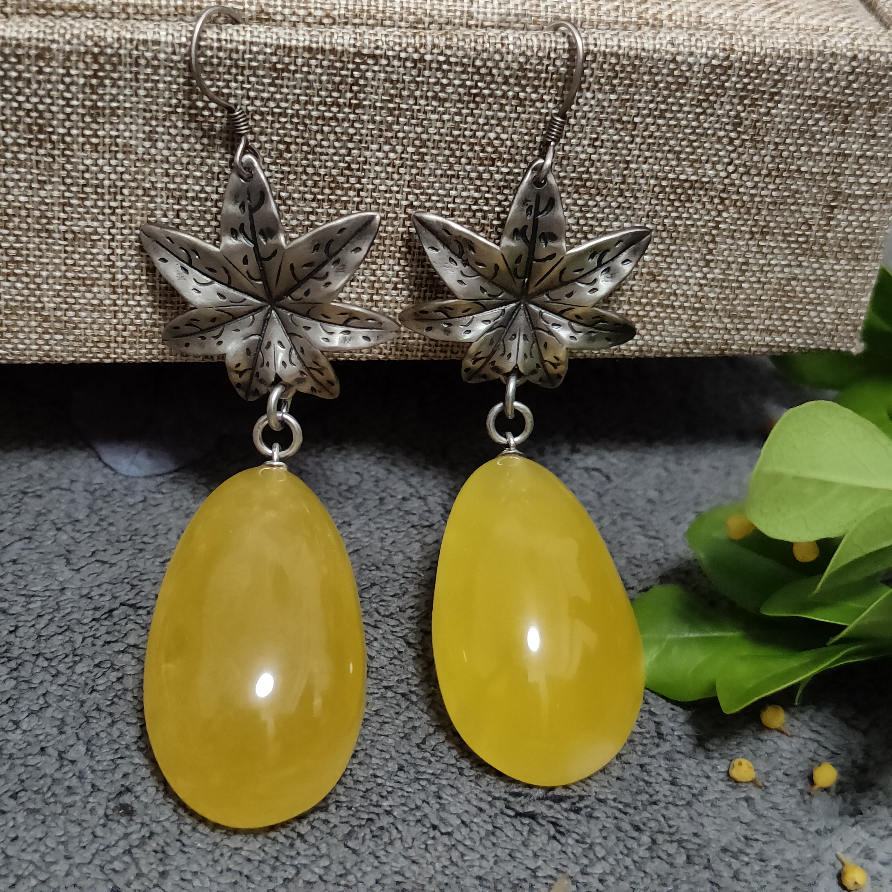 通体S925银镶嵌天然鸡油黄蜜蜡水滴复古重工树叶大耳吊